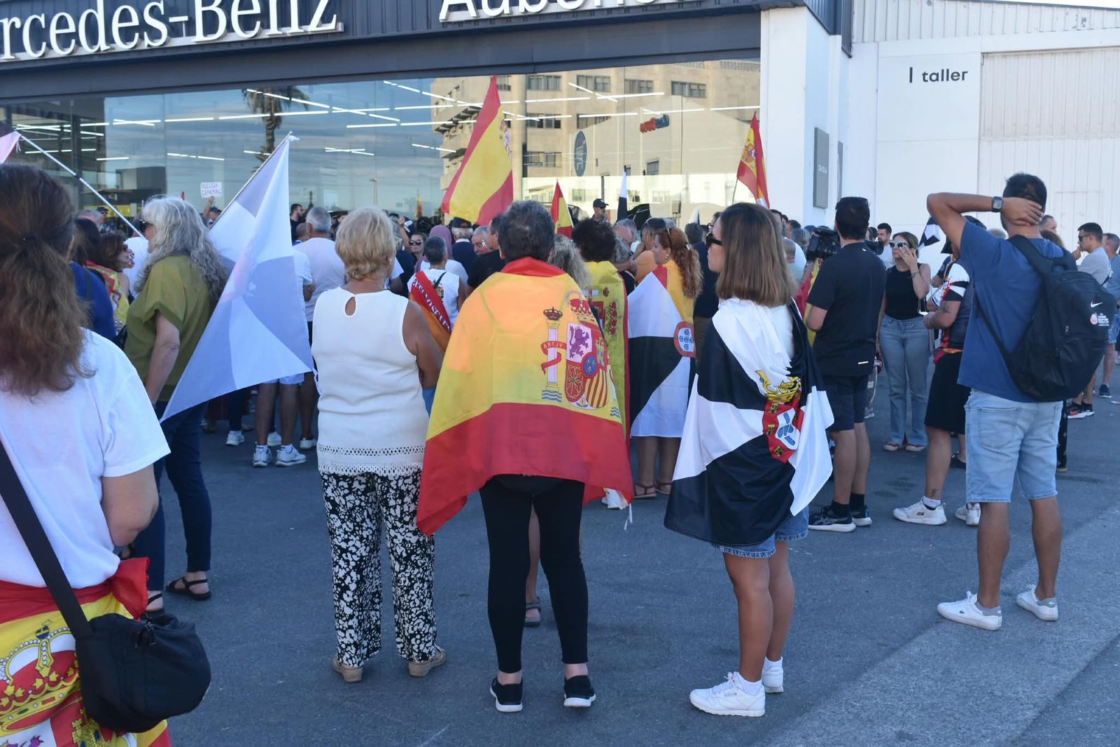 Los trabajadores del Puerto de Ceuta muestran su rechazo al asentamiento migrante