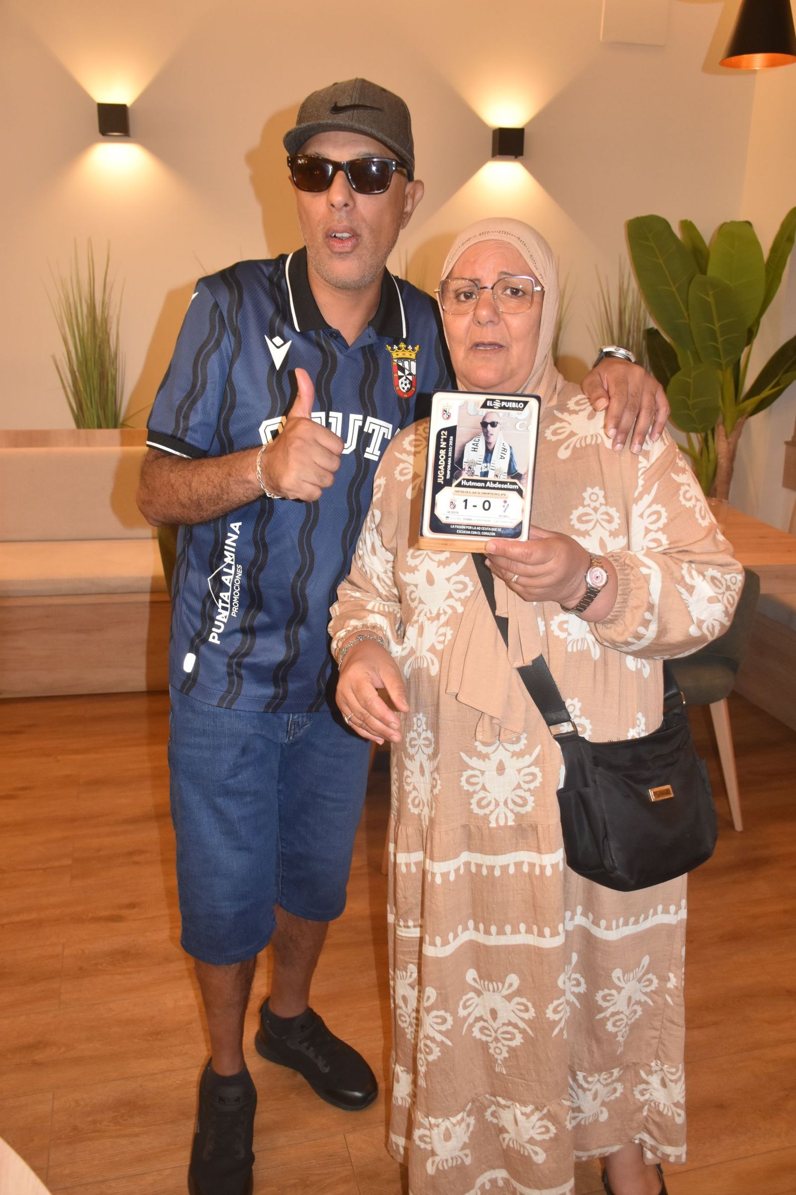 El Pueblo de Ceuta reúne a sus ‘Jugadores nº12’ y convierte su pasión por el Ceuta en cromos