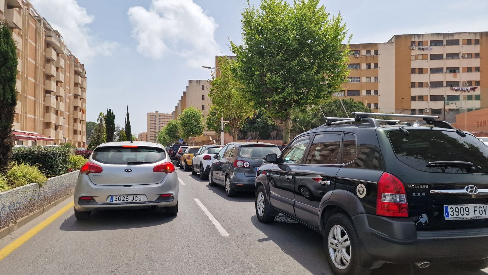A la derecha se observa el carril totalmente colapsado de vehículos estacionados a la salida del colegio San Daniel