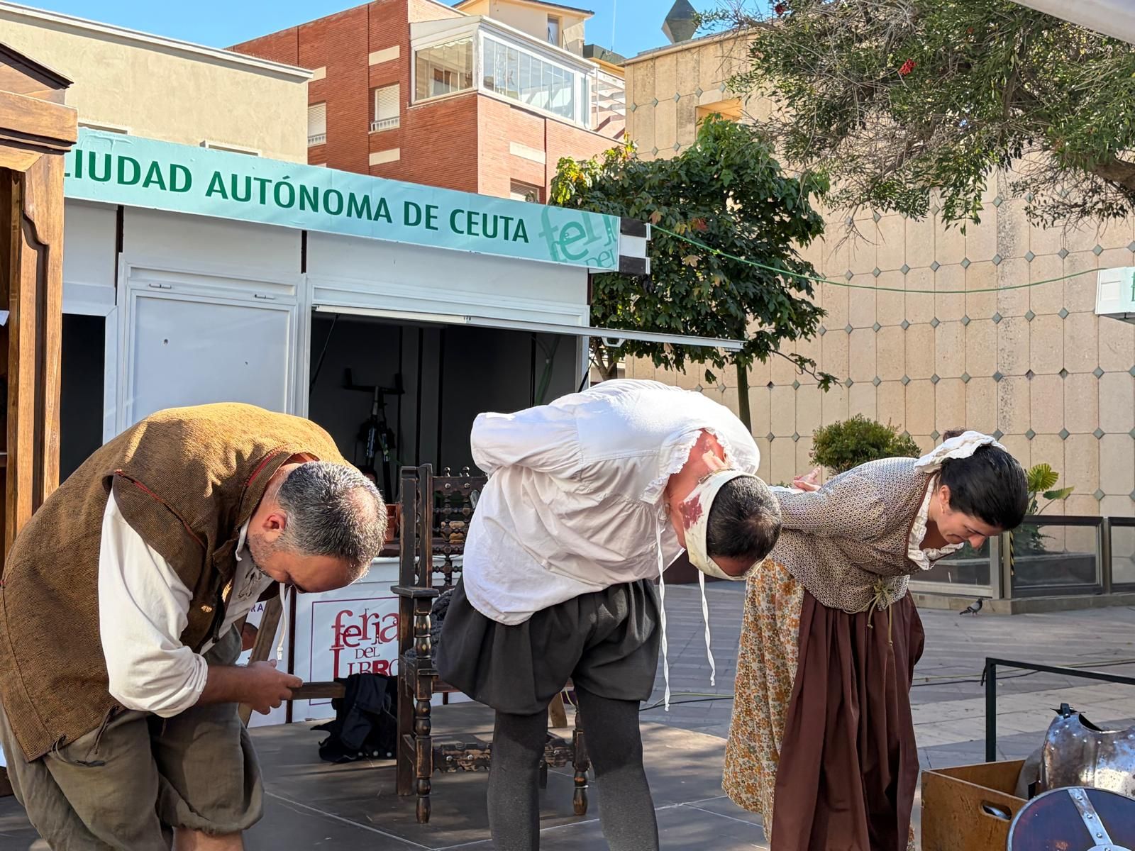 Niños y mayores aprenden y disfrutan de la penúltima jornada de Feria del Libro