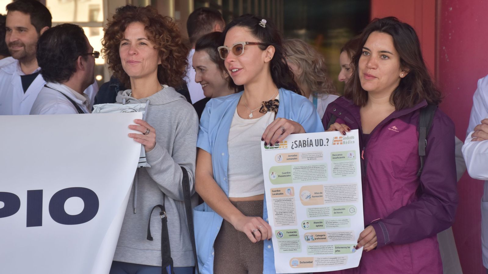 Un grupo de médicos del HUCE participantes en la concentración celebrada este miércoles durante el tercer día de huelga nacional