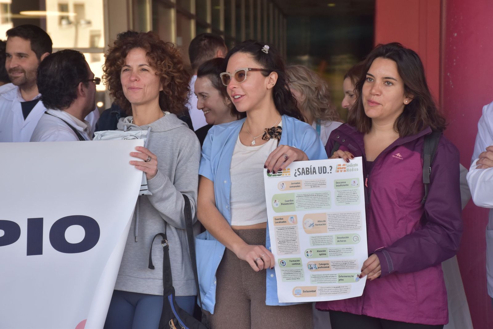 Un grupo de médicos del HUCE participantes en la concentración celebrada este miércoles durante el tercer día de huelga nacional