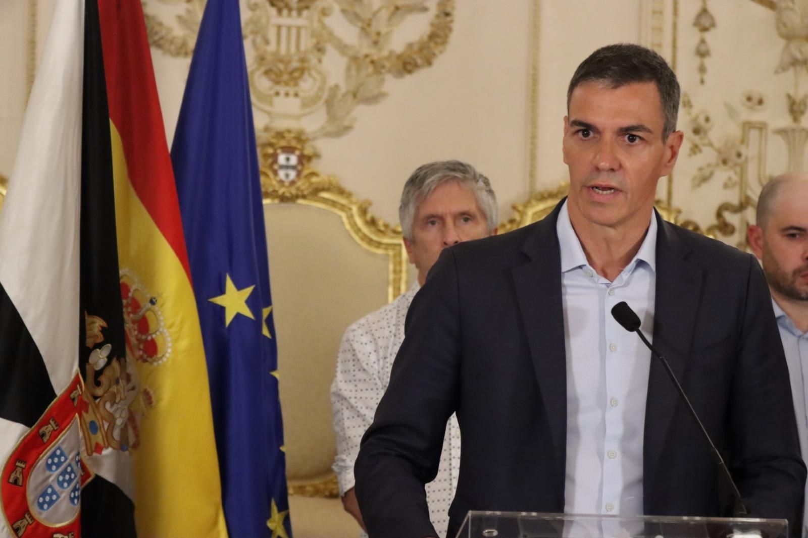 El presidente del Gobierno califica la entrada masiva de migrantes como una "violación de la integridad territorial" y promete emplear todos los recursos del Estado para recuperar la normalidad