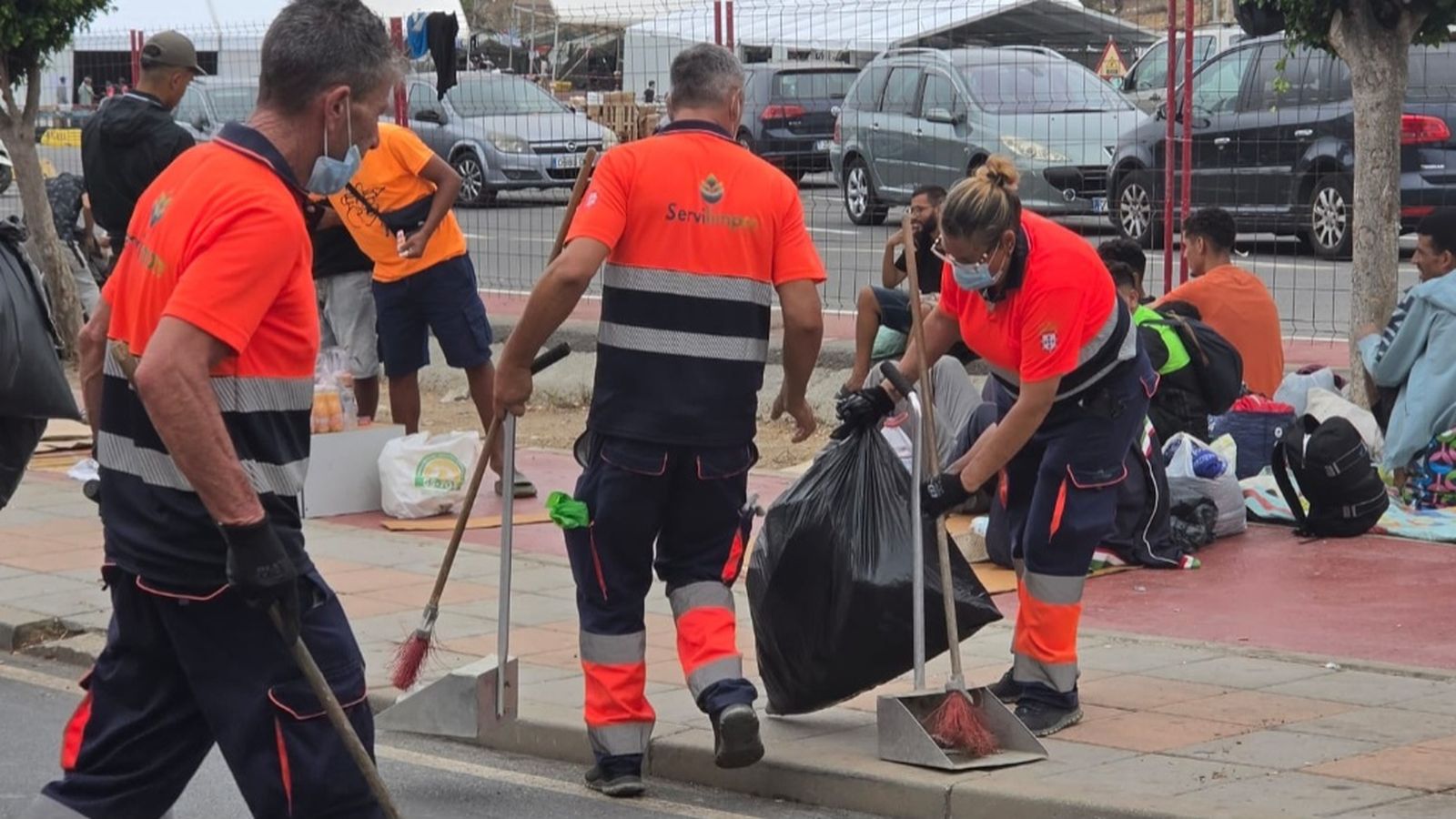 Operarios de Servilimpce duramte los días más críticos de la invasión en Loma Colmenar
