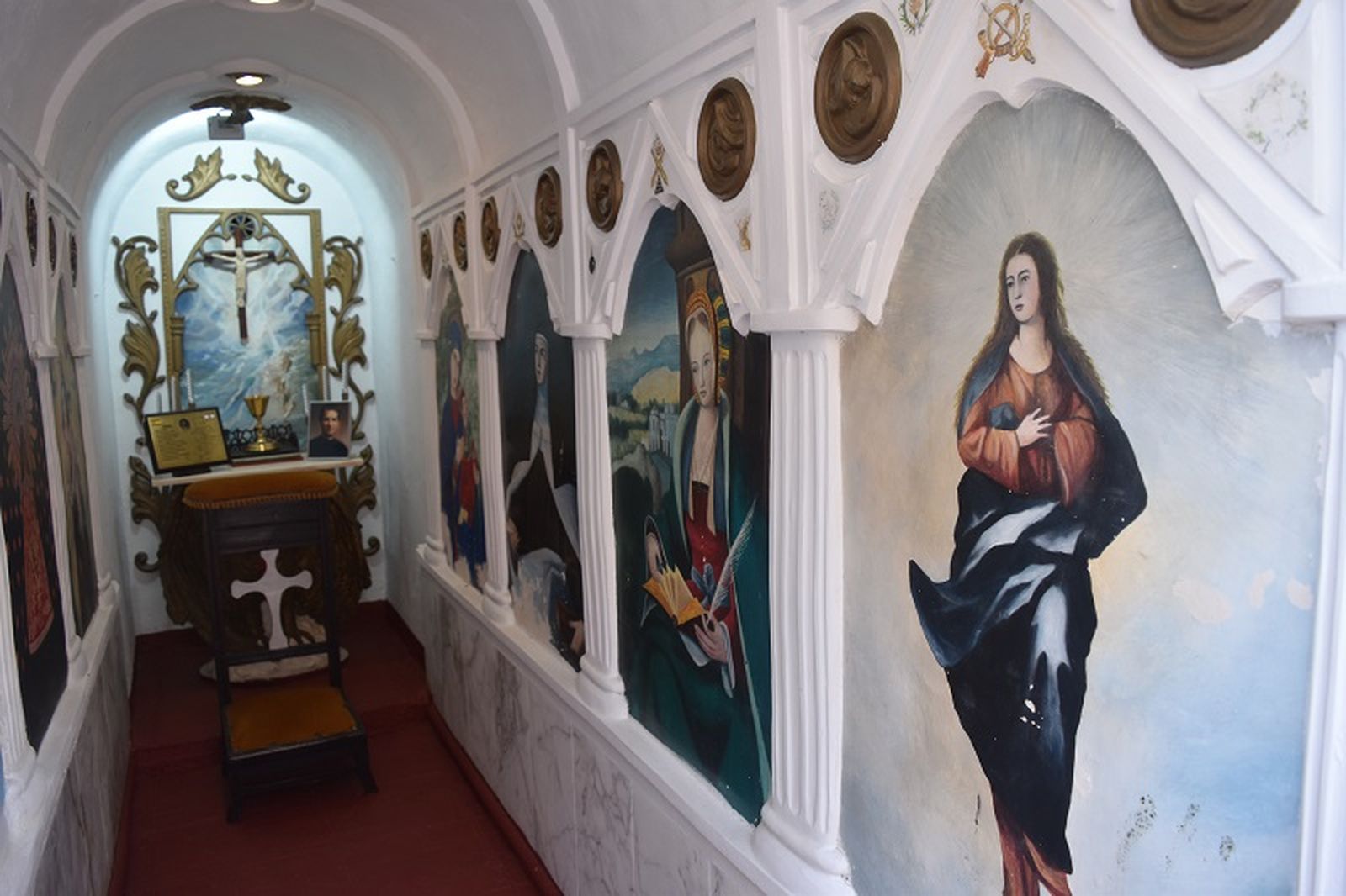 Los frescos pintados en las paredes de la capilla del museo fueron realizados por soldados de reemplazo / FOTO NICOL´S