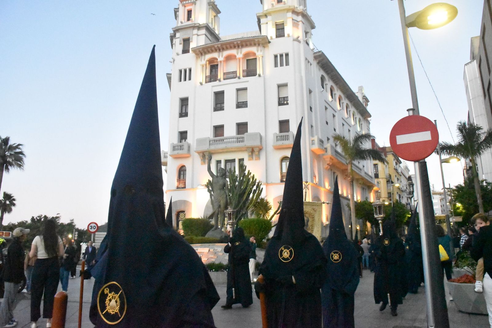 Aroma cofrade y estudiantil: Las Penas reina en el Jueves Santo