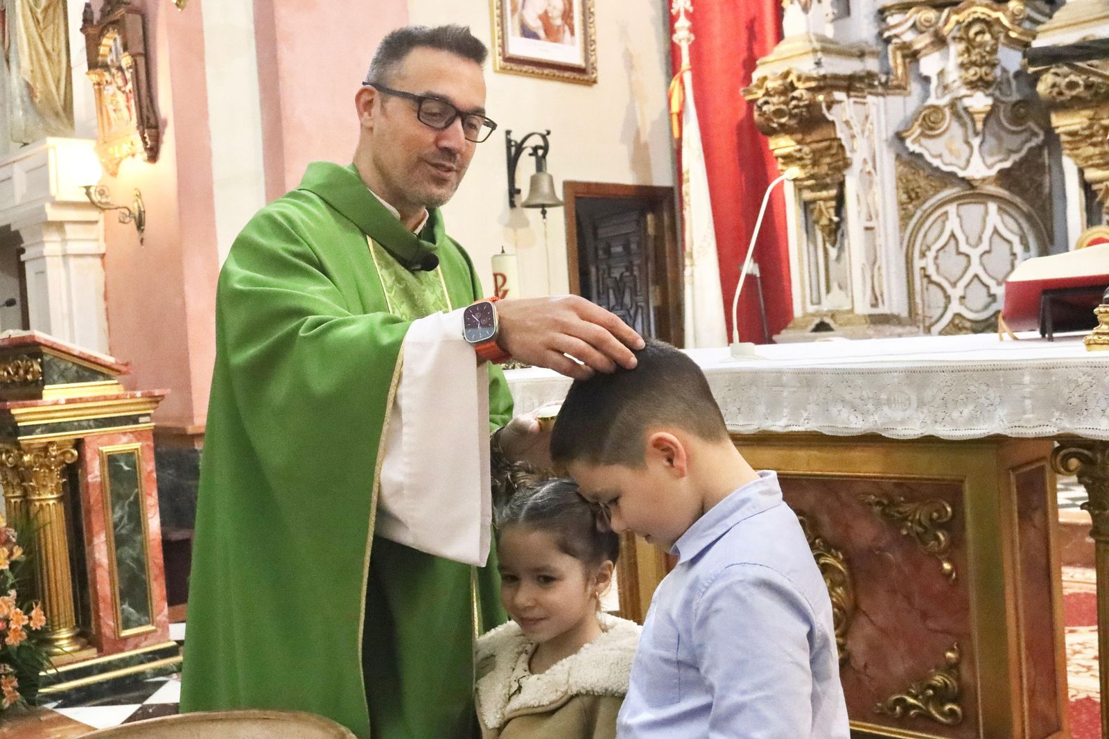 Dylan y Daira reciben el Sacramento del bautismo