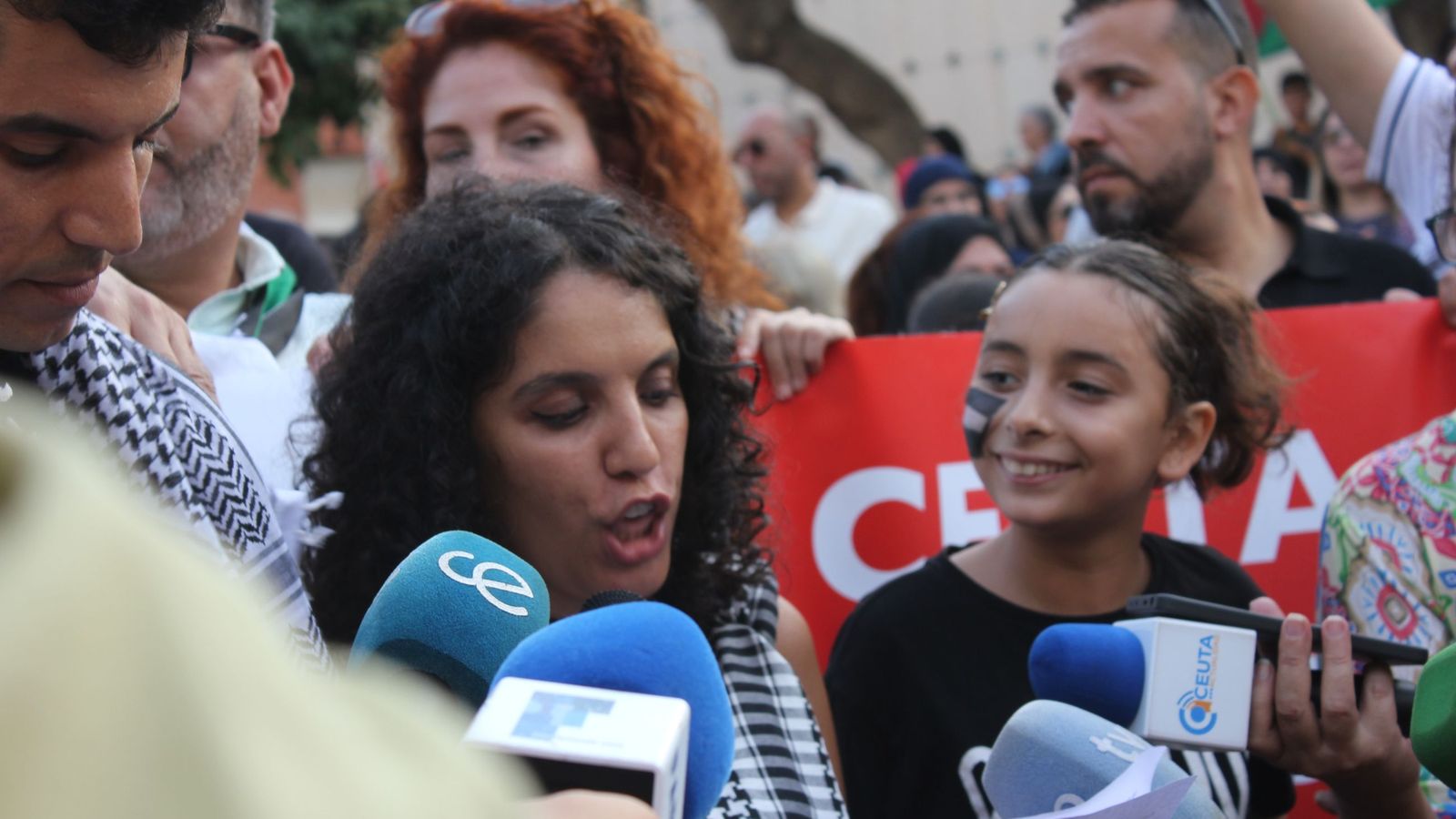 Wasima Bourhanbour leyendo el manifiesto en apoyo a Palestina este jueves durante la cacerolada Wasima Bourhanbour leyendo el manifiesto en apoyo a Palestina este jueves durante la cacerolada