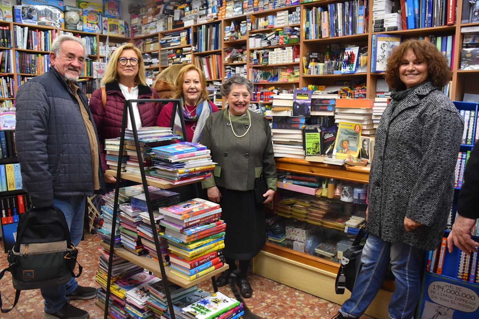 Los miembros del club de lectura de la Biblioteca Adolfo Suárez posan junto a la escritora. / FOTO G.S.