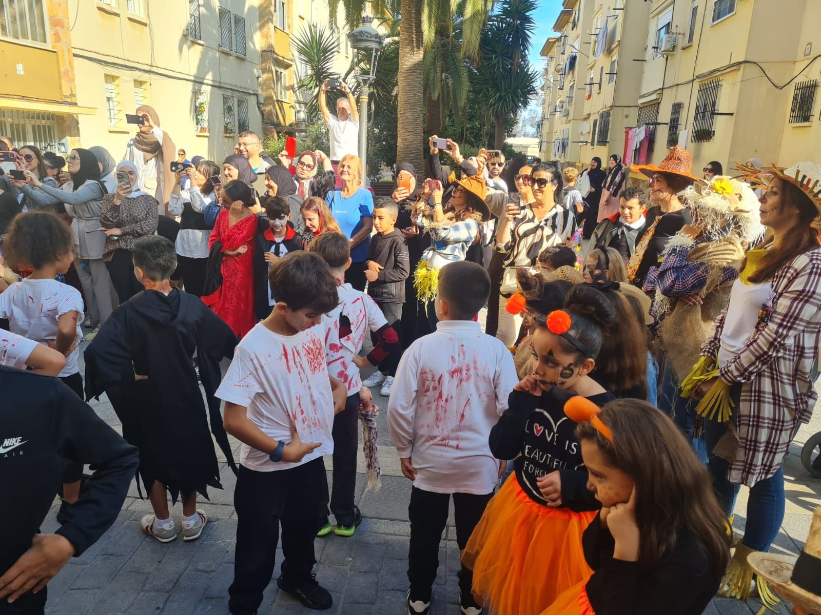 FOTOGALERÍA | El CEIP Rosalía de Castro lleva la magia de Halloween a las calles de la barriada con un pasacalles