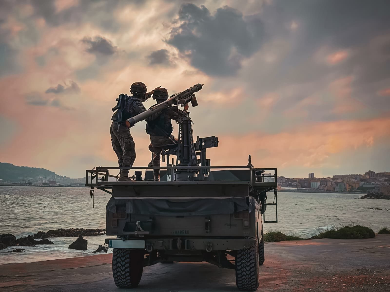 El regimiento mantiene dos acuartelamientos en Ceuta: Fuentes Pila, situado junto a las murallas meriníes, y el de la fortaleza del monte Hacho, enclave estratégico de la defensa ceutí.