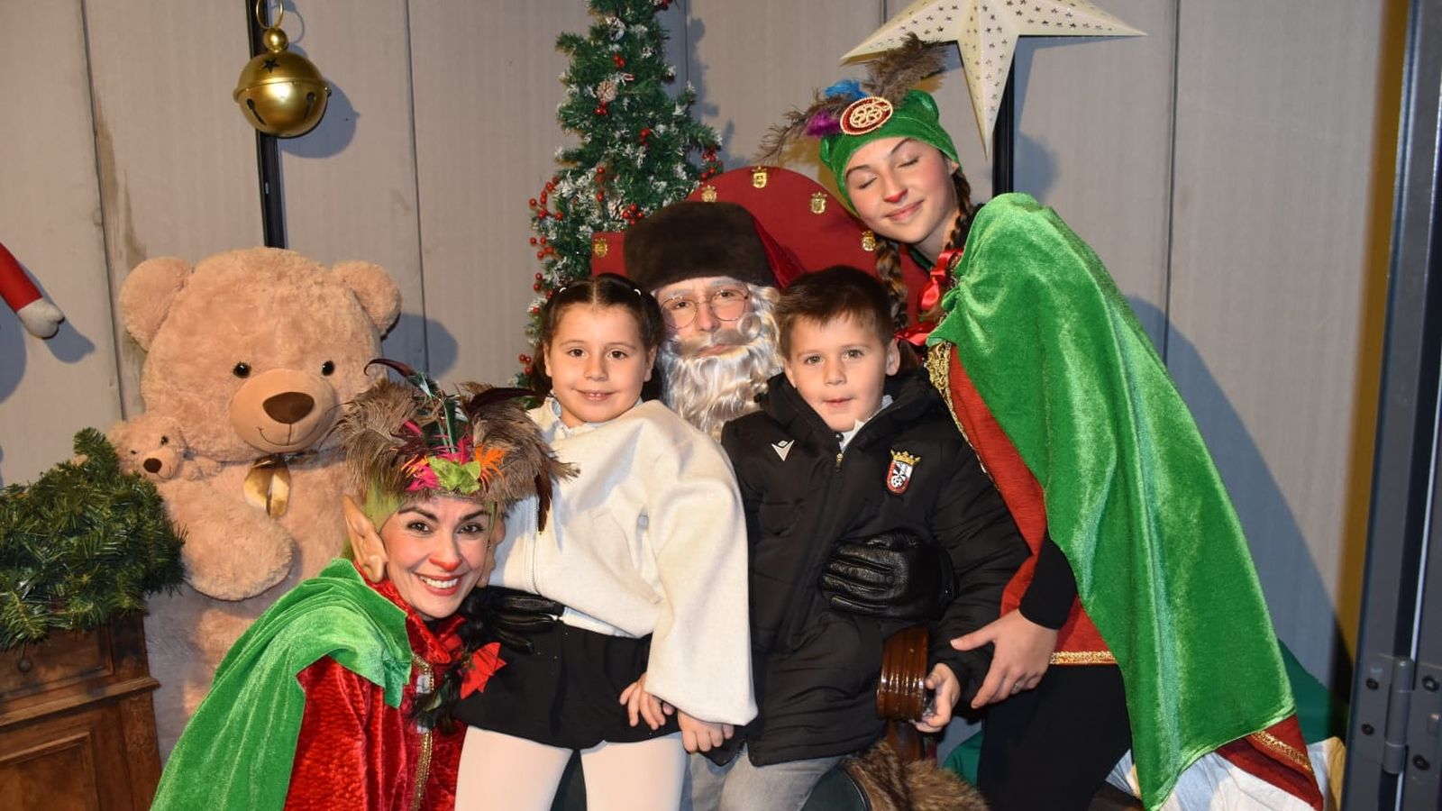 Tarde mágica y llena de ilusión en la plaza Nelson Mandela con la Casa de Papa Noel y 'La Polvoroná'