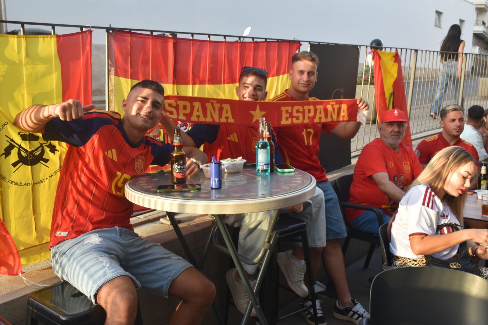 Ceuta se vuelca con España y pinta de rojo y amarillo La Ribera