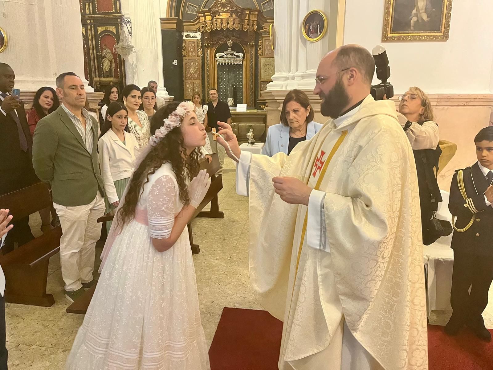 El vicario oficia comuniones en el Santuario de la Virgen de África