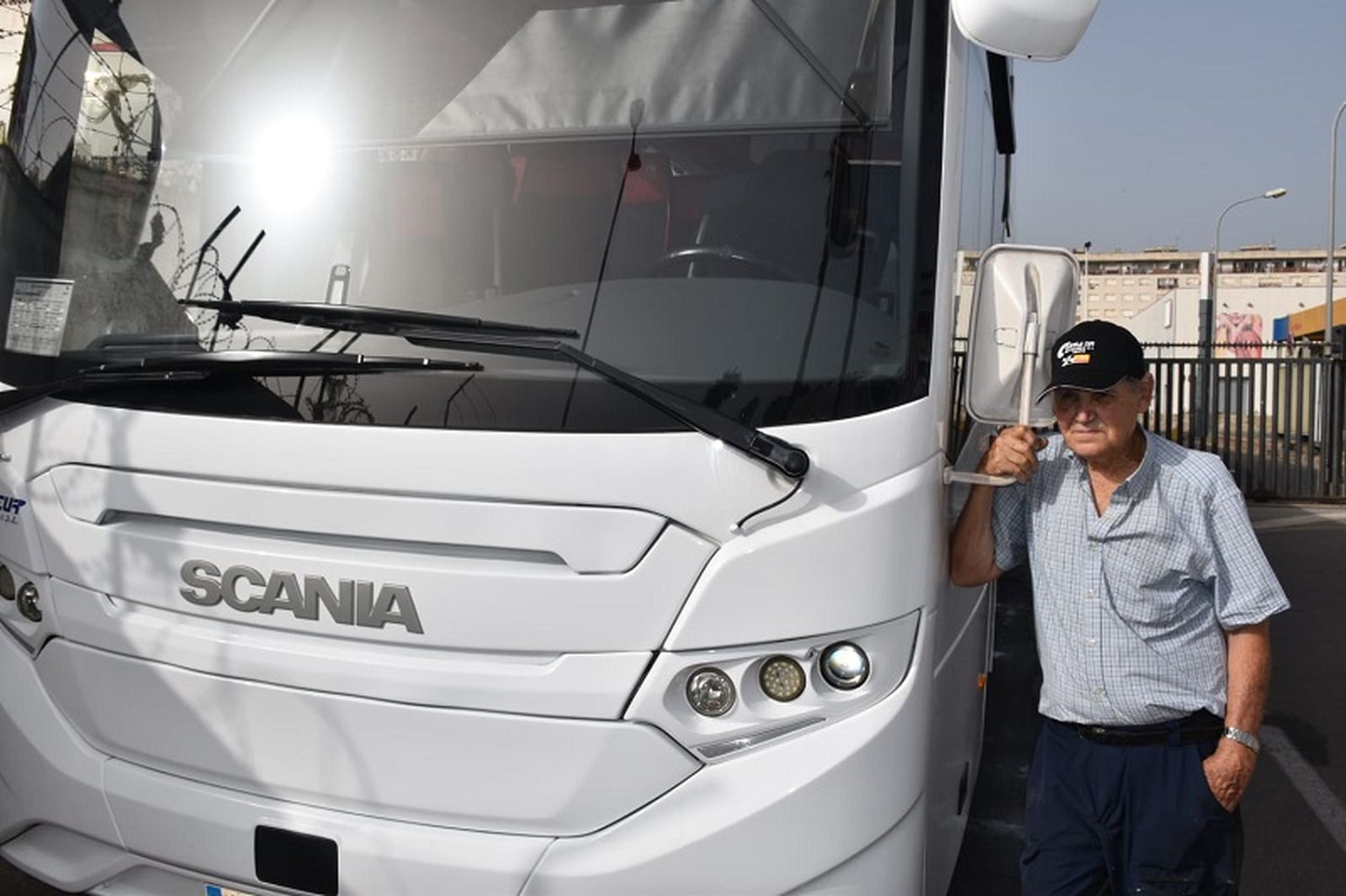 Juan Antonio Molina Molina posa junto a su nuevo autobús / FOTO NICOL'S