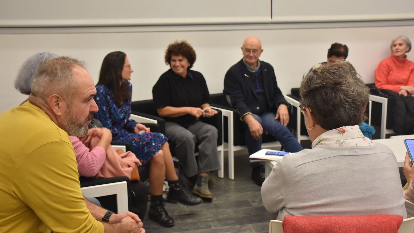 Reunión de noviembre del club de lectura de la biblioteca Adolfo Suárez