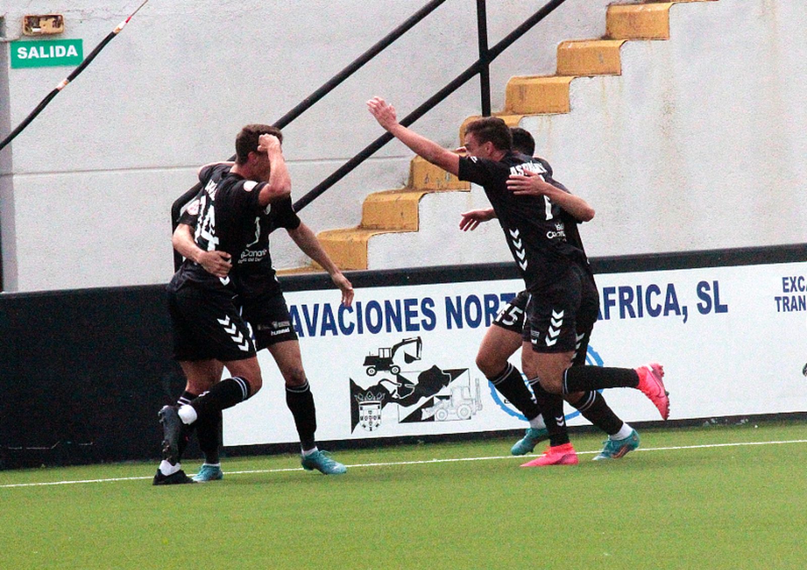 Los canarios celebran el gol en el 'Murube' / FOTO D. VICENTE