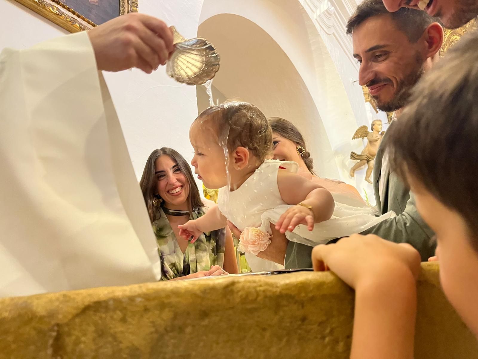 Gabriela, Manuel y Jimena reciben el Sacramento del Bautismo en el Santuario