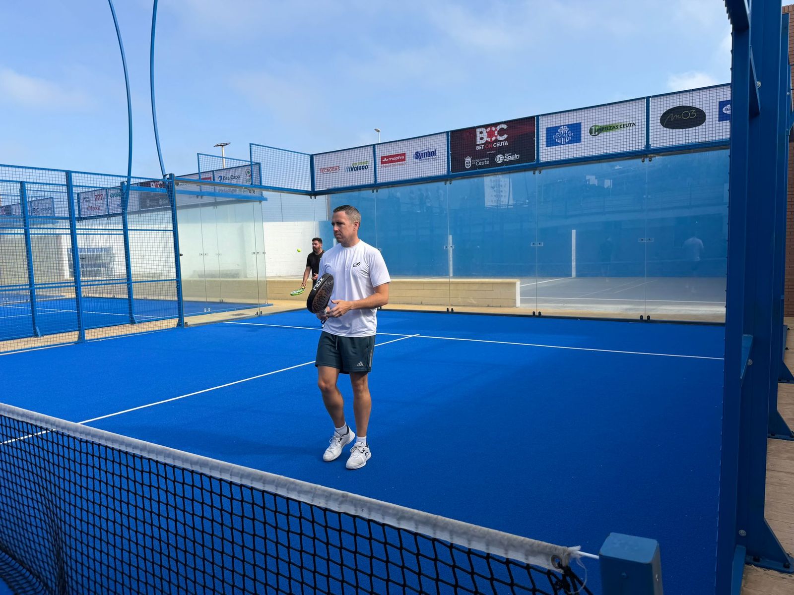 El director de Bet on Ceuta, Javier Villagordo, jugando al pádel.