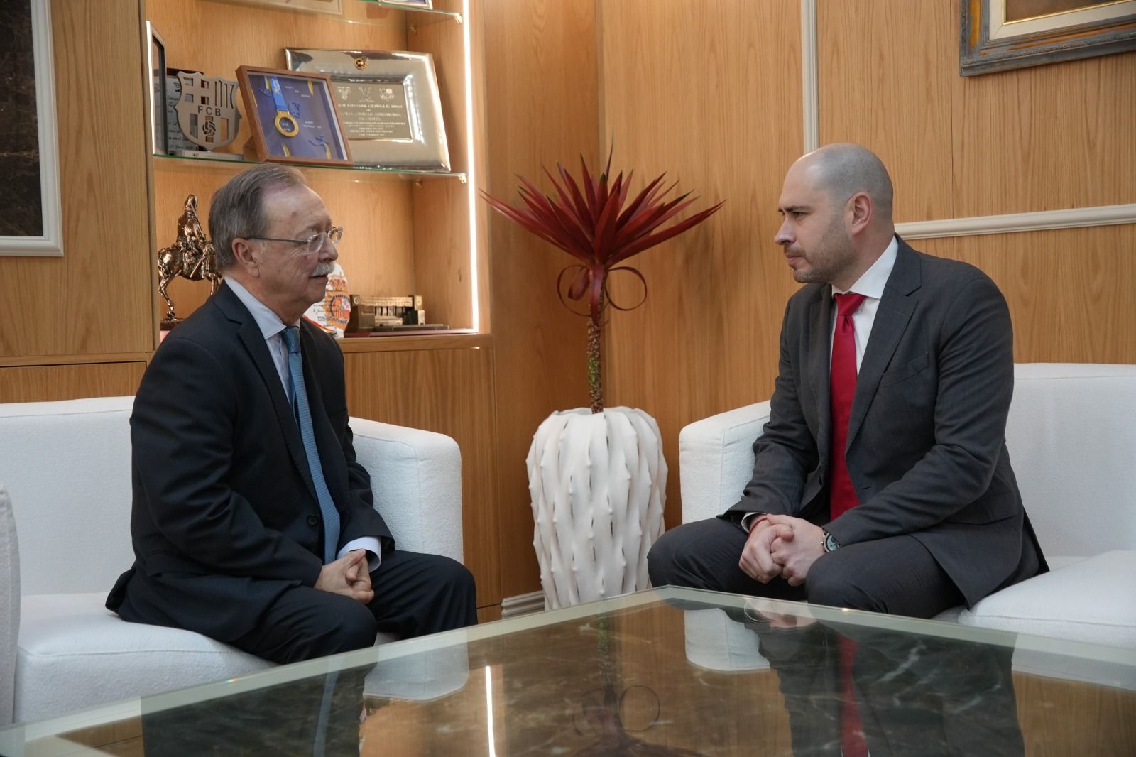 El nuevo delegado del Gobierno, Miguel Ángel Pérez Triano, conversa con el presidente, Juan Vivas, durante su primer encuentro institucional