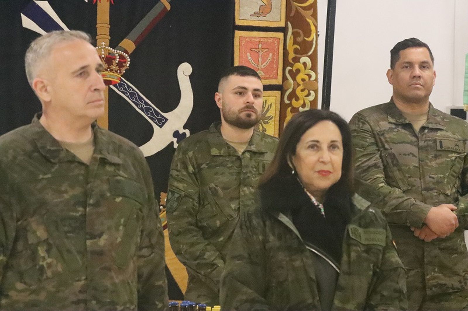 La ministra de Defensa, Margarita Robles, junto al comandante general de Ceuta, Marcos Llago, este miércoles. / FOTO REDUAN