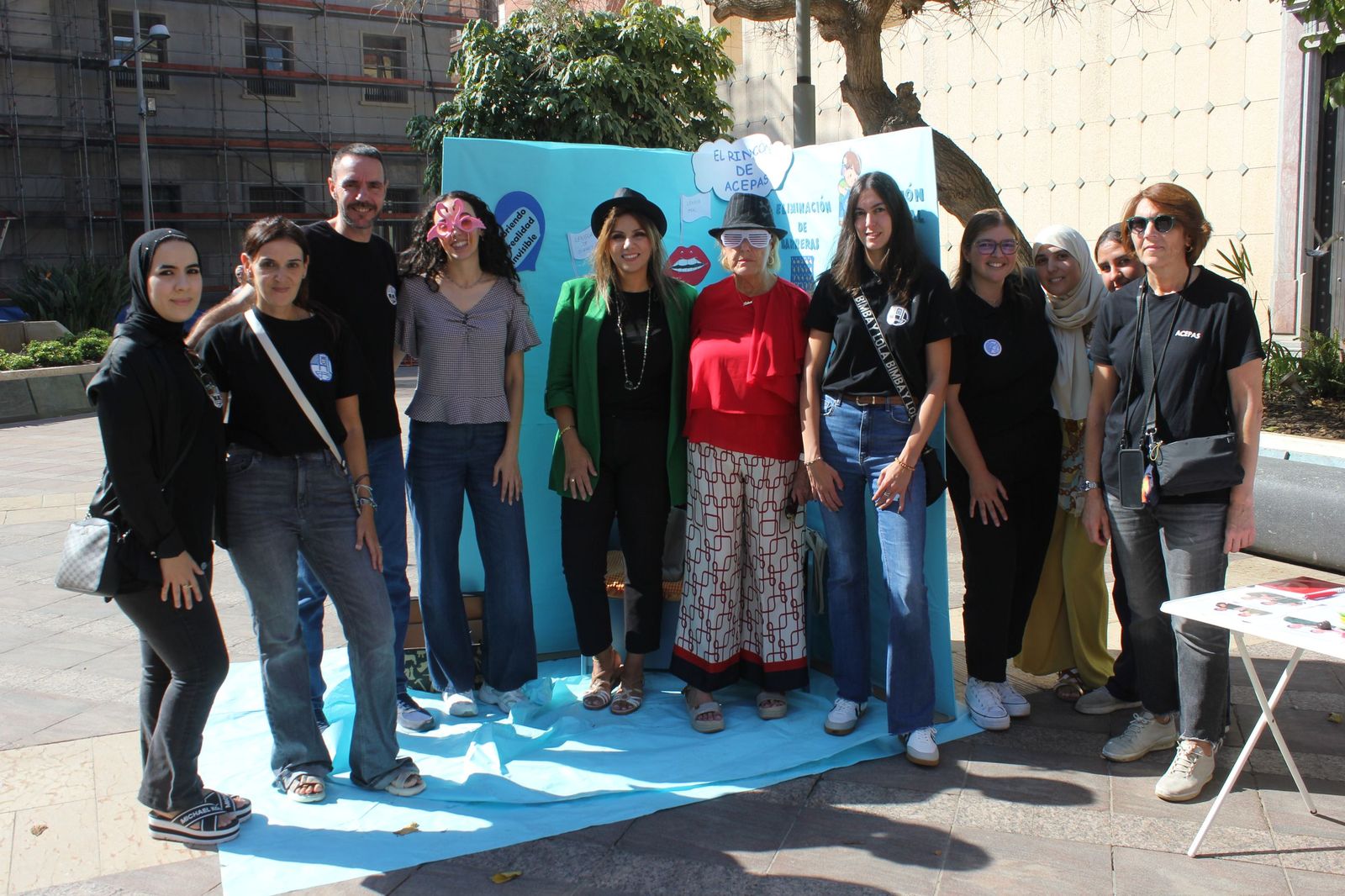 Ceuta sale a la calle por los derechos de las personas con discapacidad auditiva. Photocall en la plaza de los Reyes.