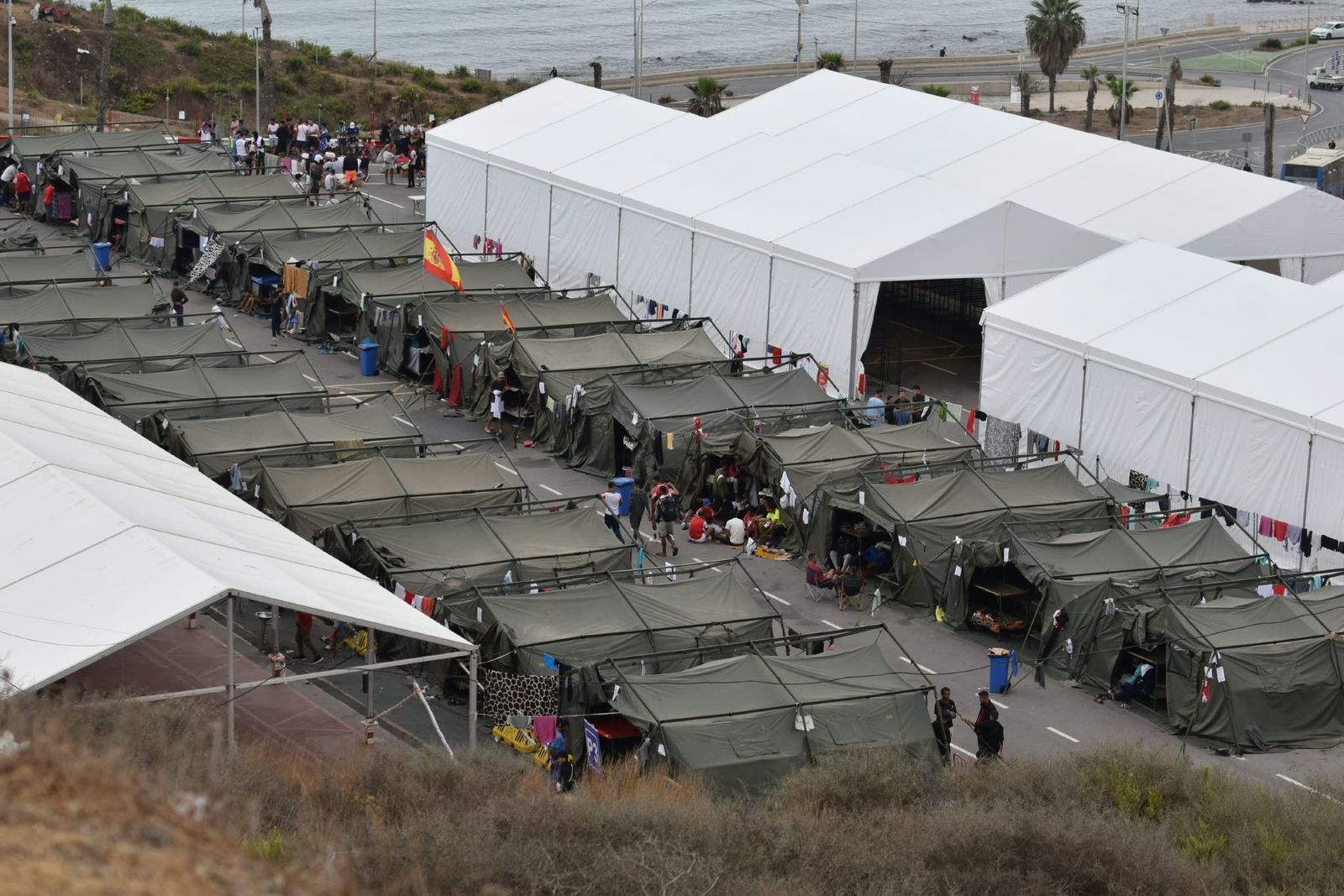 Traslado y retorno de migrantes al CATE y a Marruecos tras el desalojo de la playa de Beníte
