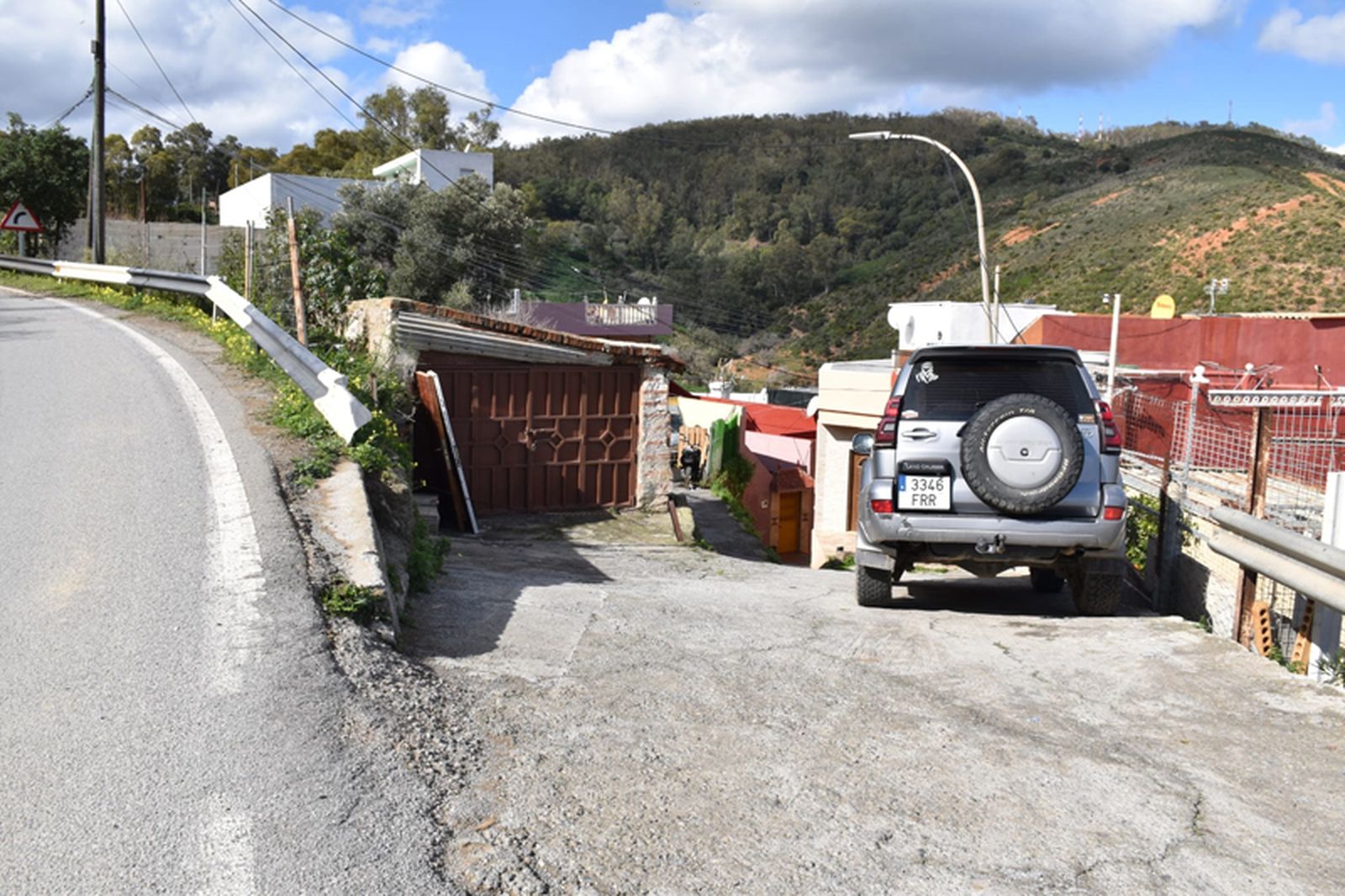 Zona destrozada y que da acceso a un lugar del Serrallo donde viven 16 familias. / FOTO NICOL'S