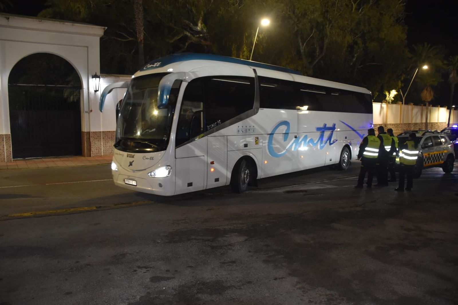 Los jugadores de ambos equipos ya llegan al Alfonso Murube