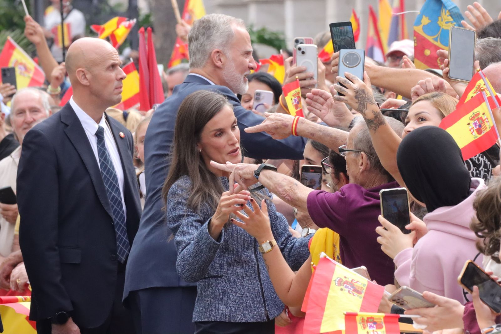 Álbum de una jornada histórica: Felipe y Letizia, con los ceutíes