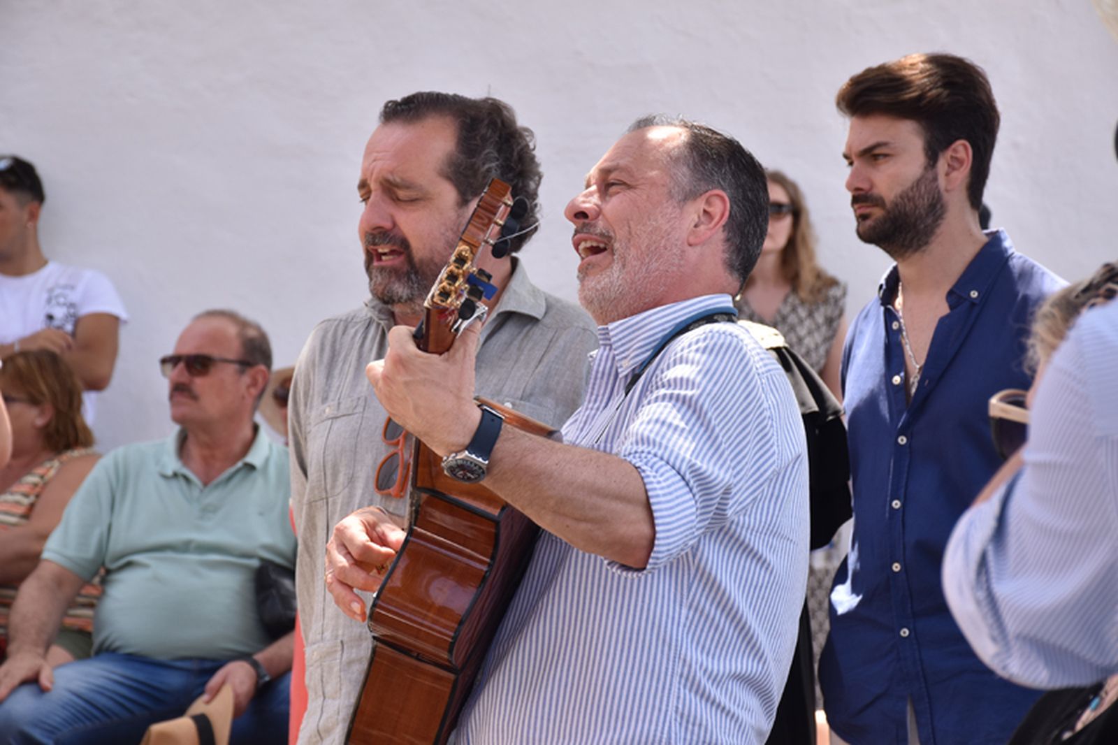 Enrique Casellas y David Gutierrez cantaron a San Antonio durante la misa. / FOTO NICOL´S