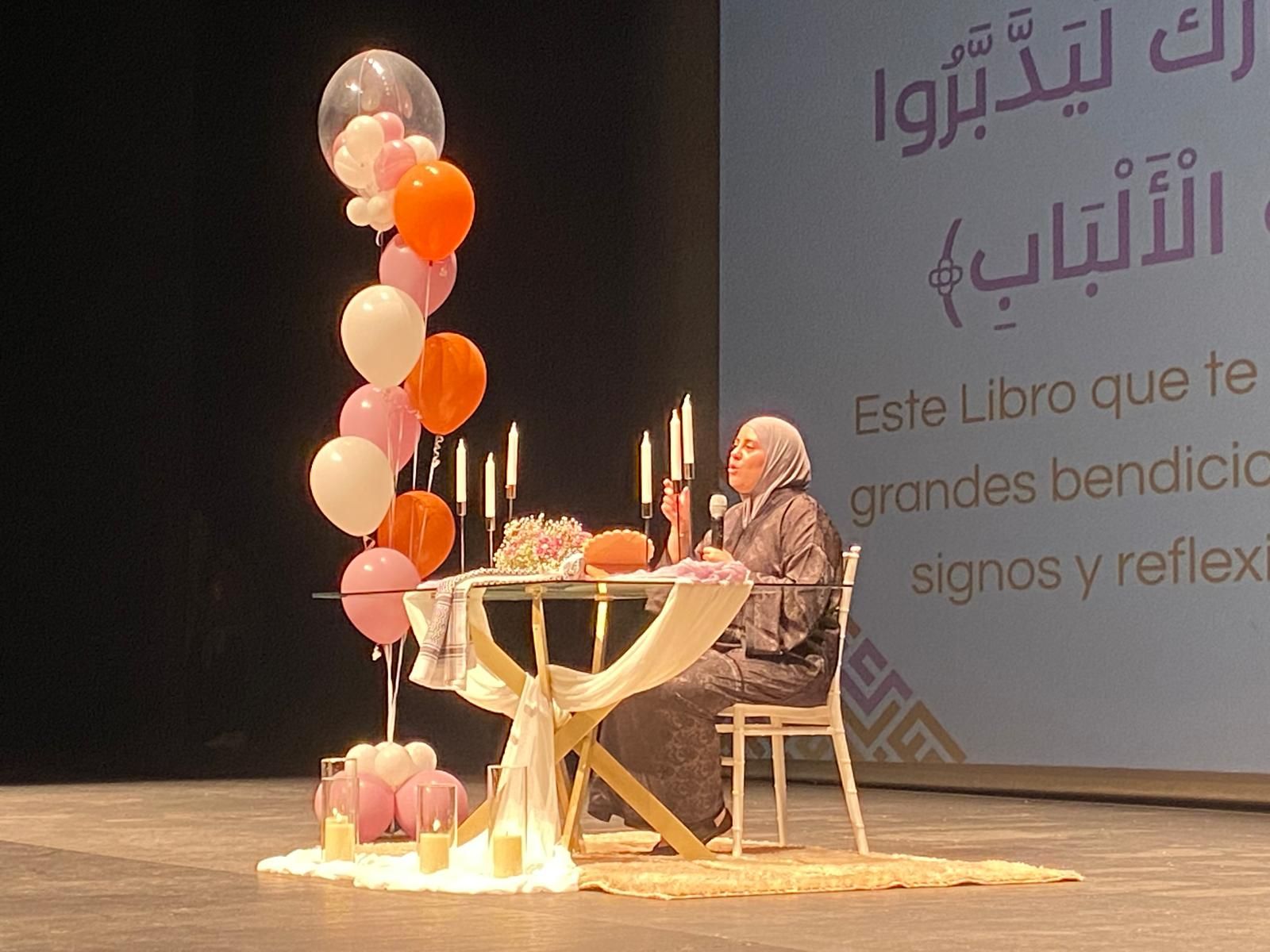 Hajar Hniti durante la conferencia. Hajar Hniti durante la conferencia.