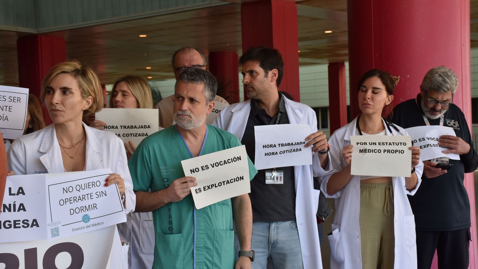 Concentración de médicos del HUCE por la cuarta semana de huelga nacional