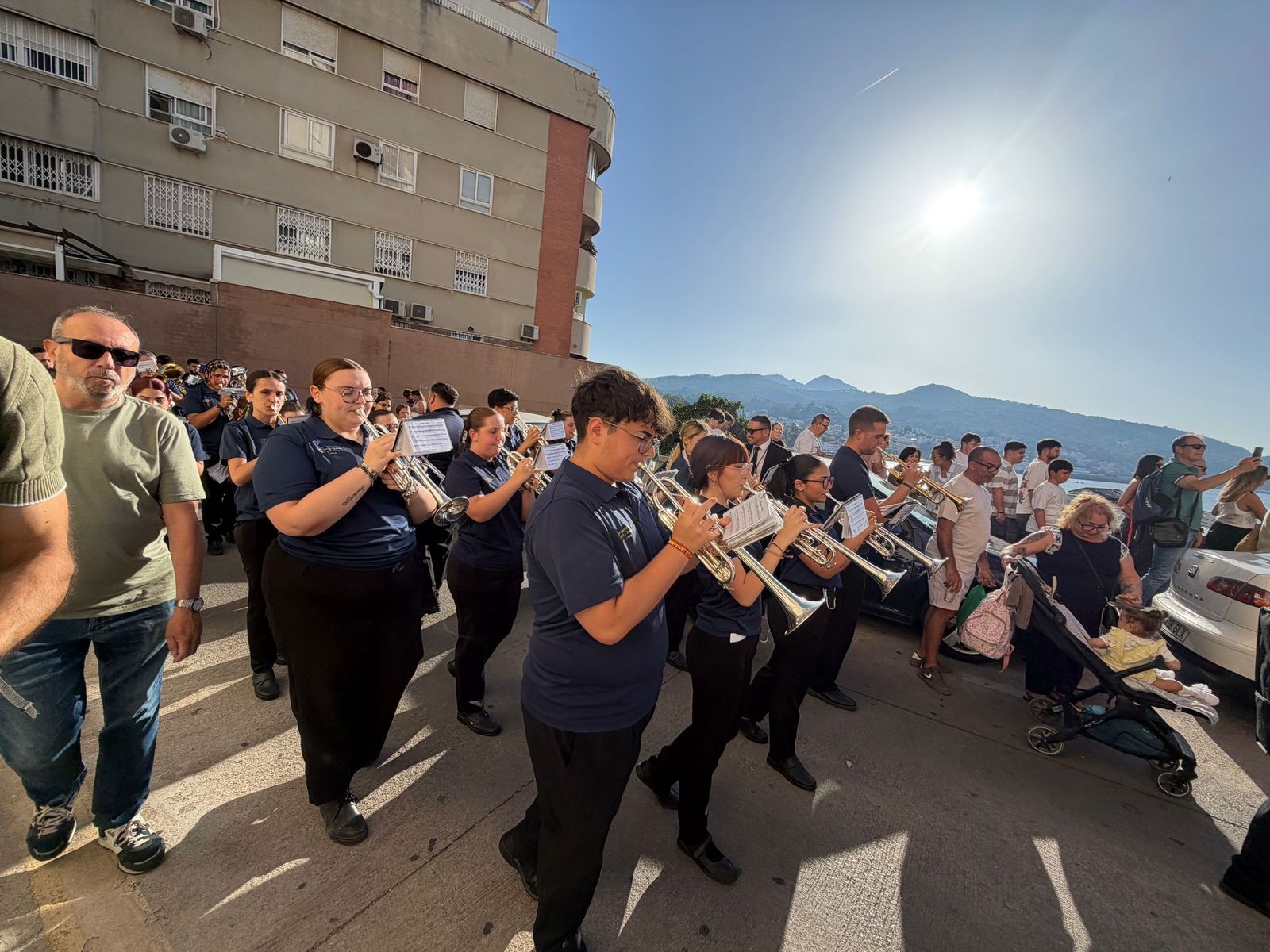 Emotiva procesión de la Cruz de Mayo de Parques de Ceuta por la barriada