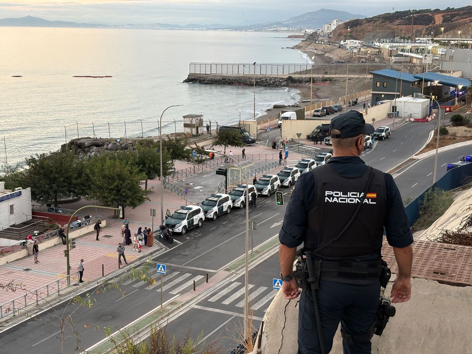 Un agente de Policía Nacional controla el perímetro fronterizo ante la posible amenaza de entrada masiva