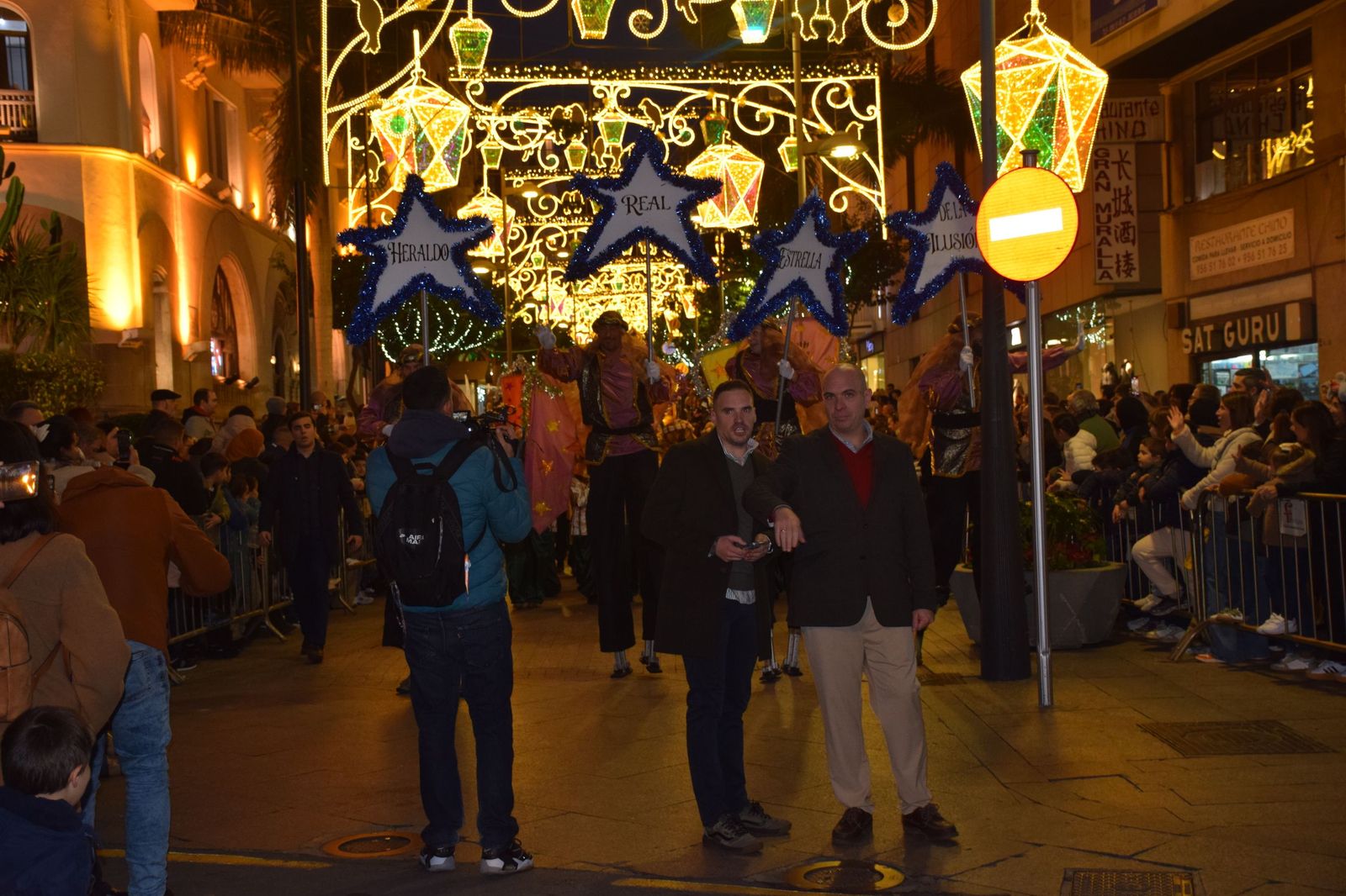 El centro de Ceuta disfruta de la visita del Heraldo Real y de su tradicional pasacalles