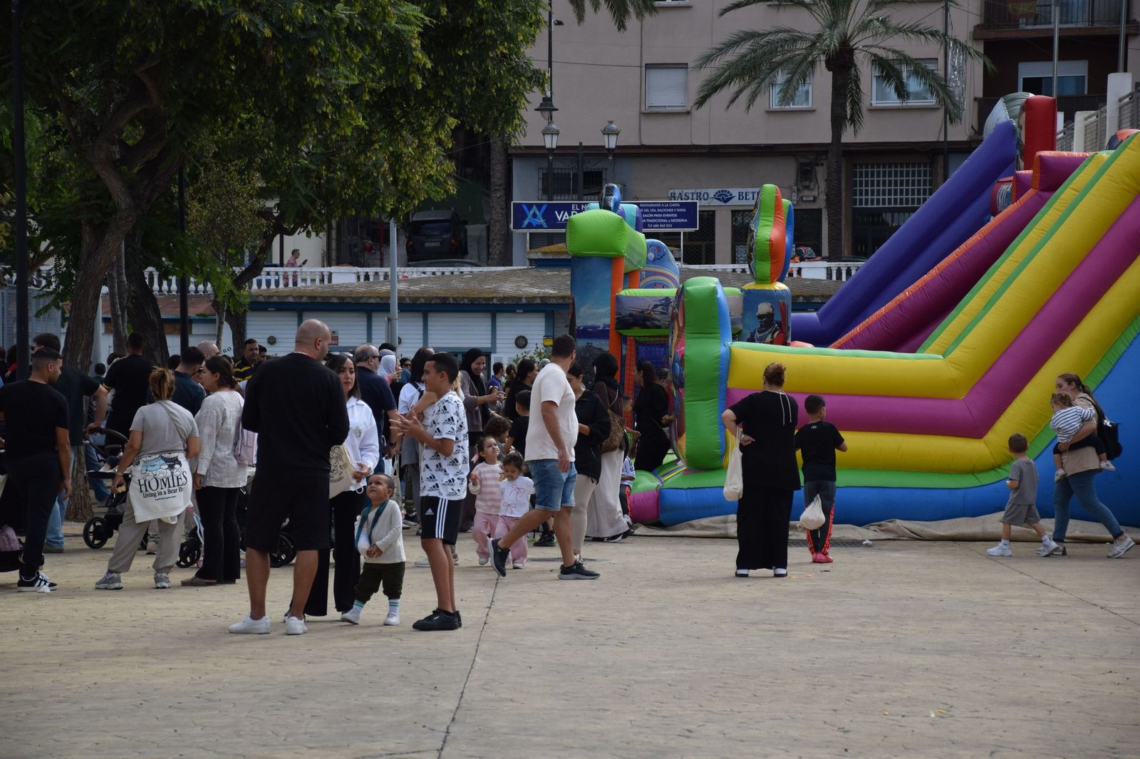 Ceuta celebra un Día de la Mochila multitudinario bajo un ambiente festivo y familiar Ceuta celebra un Día de la Mochila multitudinario bajo un ambiente festivo y familiar
