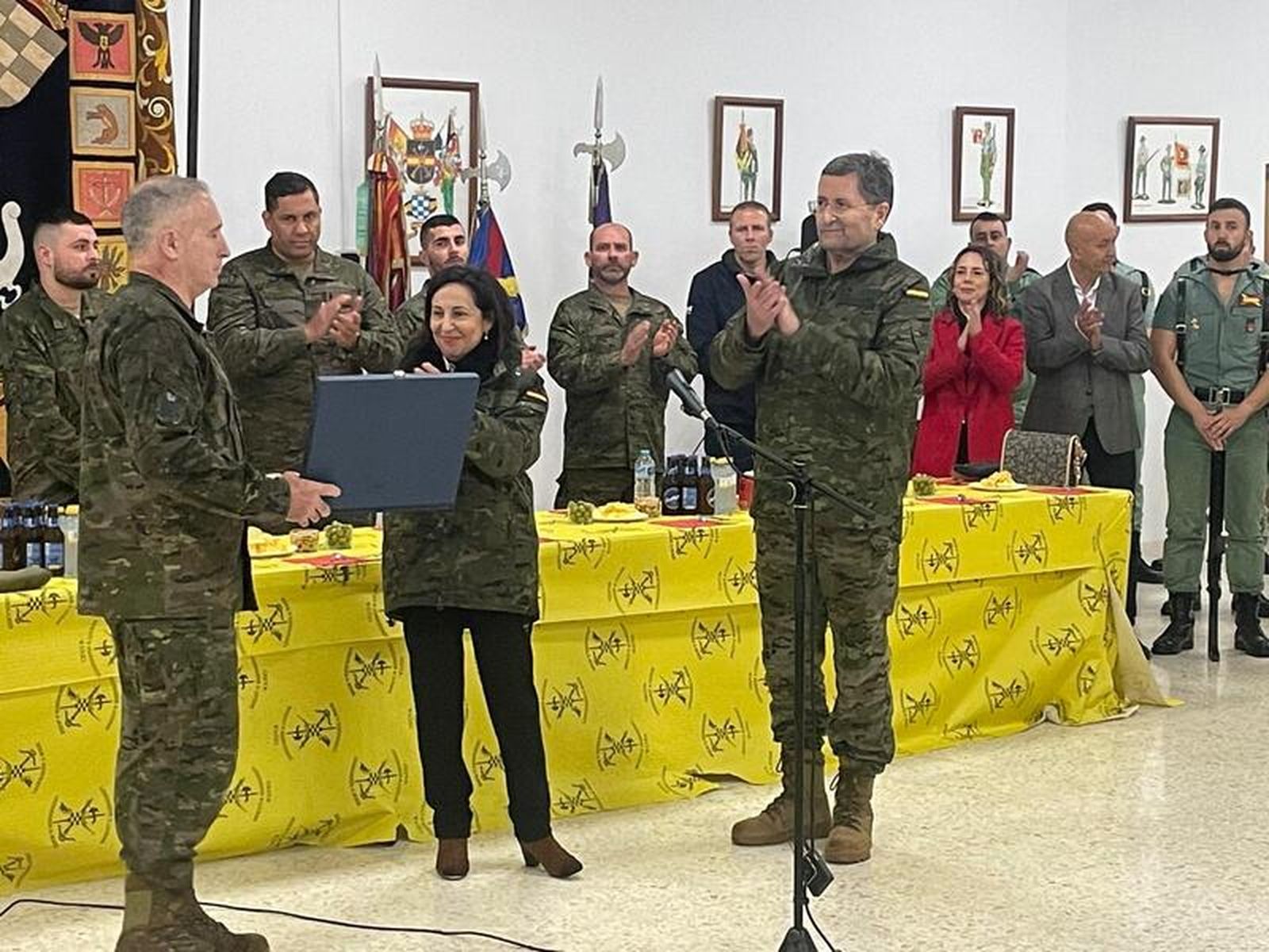 Robles hace entrega al comandante general de una placa conmemorativa. / FOTO REDUAN