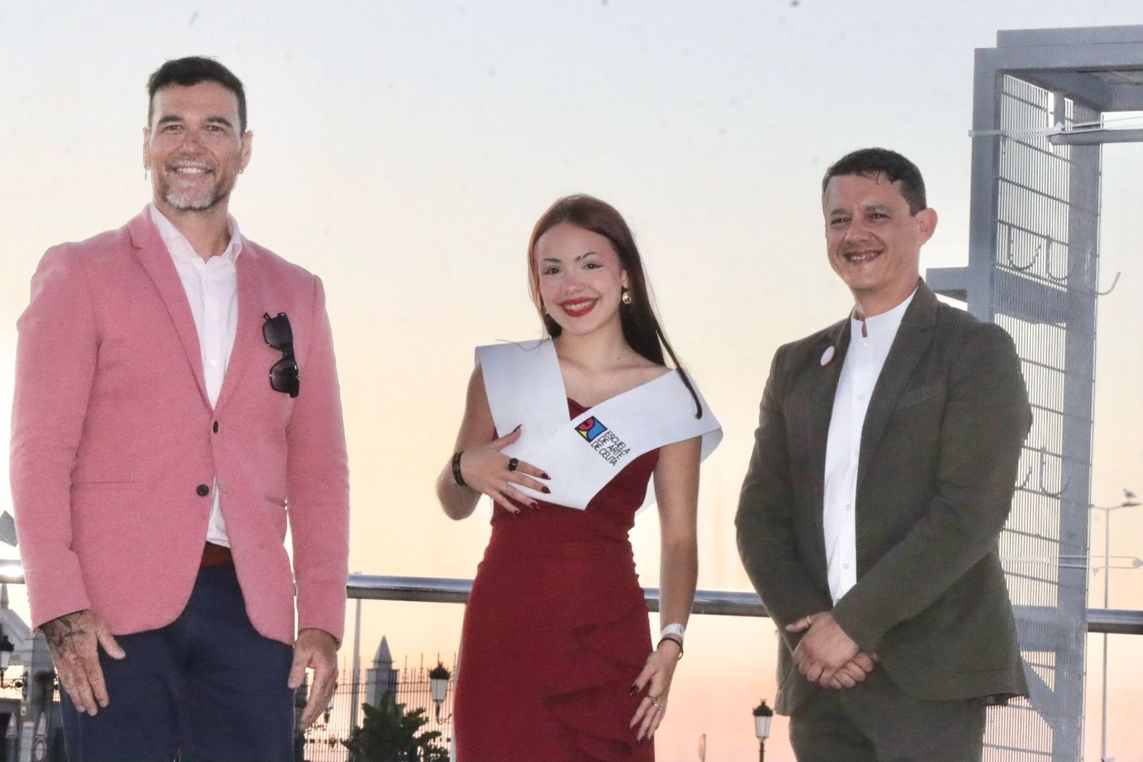 Los grupos de Bachillerato y de Gráfica Interactiva de la Escuela de Arte, graduados