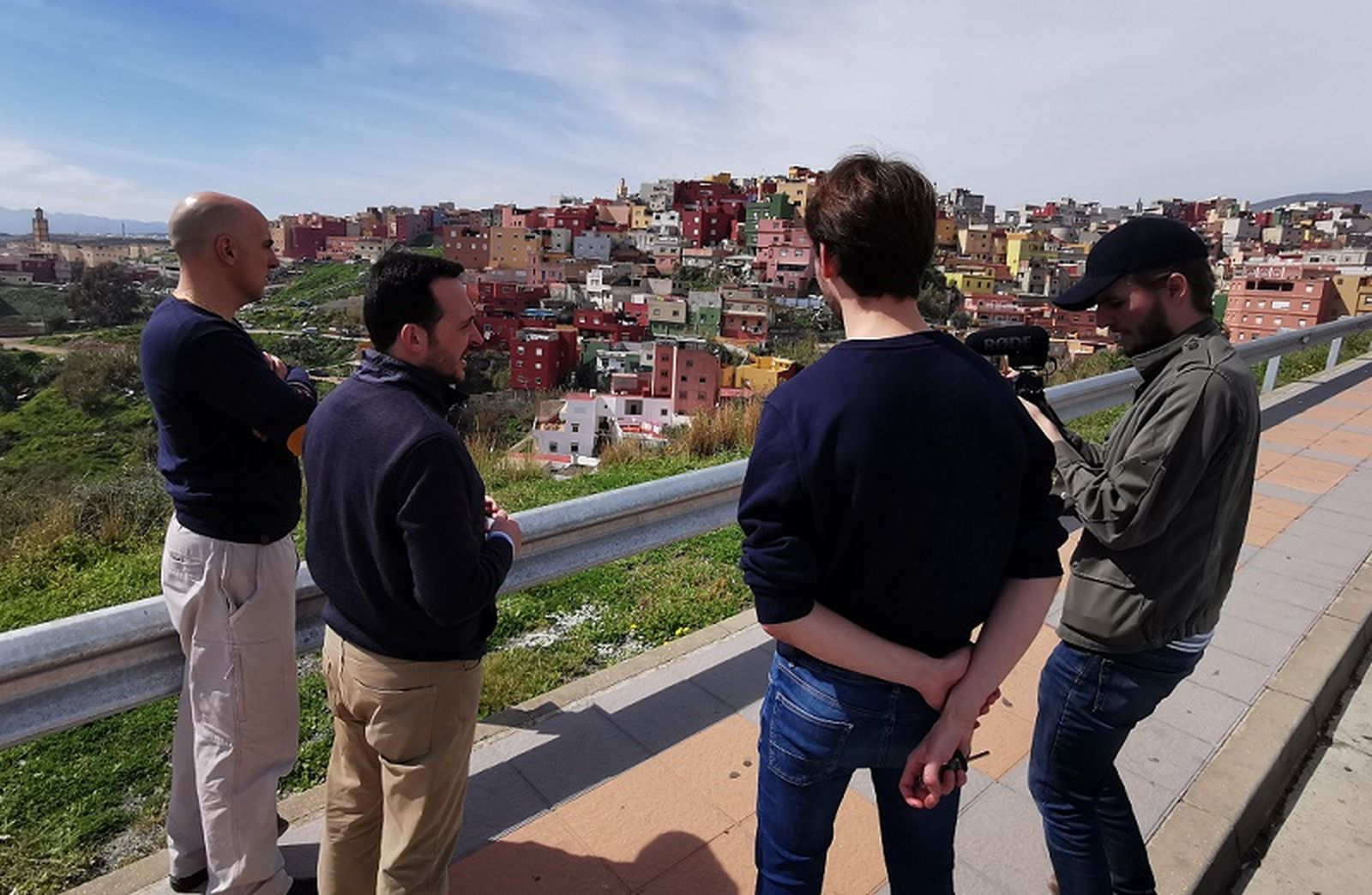 Miembros de Vox frente a El Príncipe junto a periodistas franceses a quienes quisieron mostrar “la marroquinización de Ceuta” en 2023. / FOTO CEDIDA