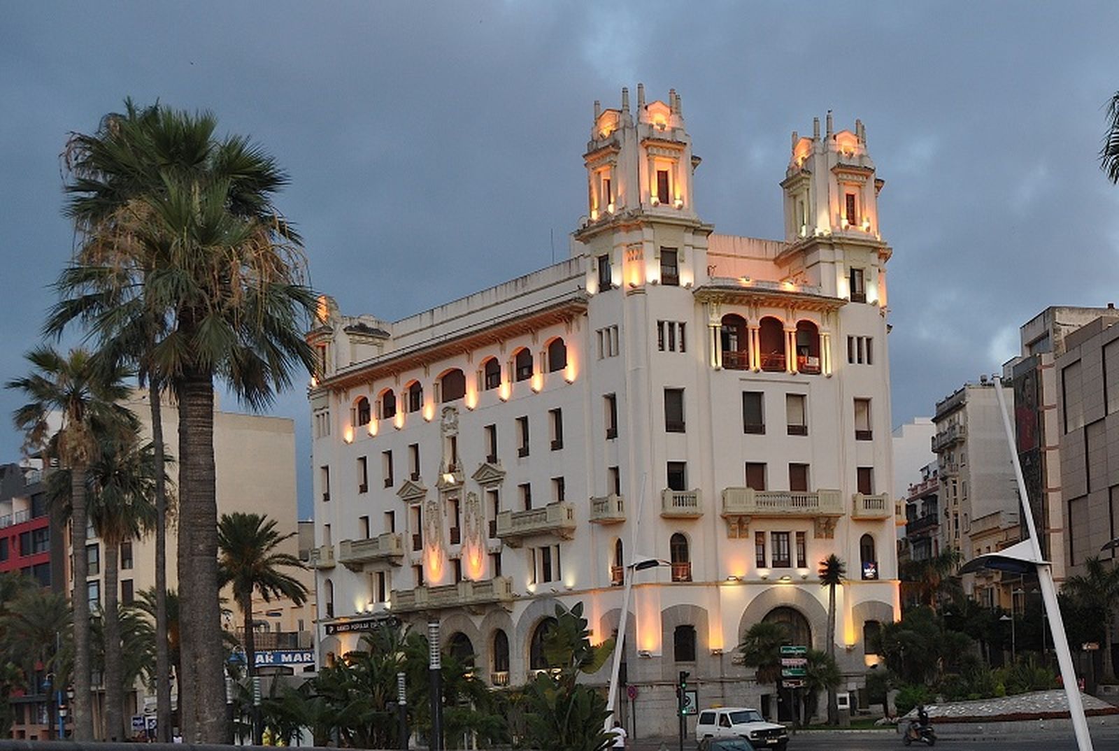 El edificio Trujillo, donde se sitúa la nueva sede de Asensi Abogados en Ceuta. / FOTO EL PUEBLO