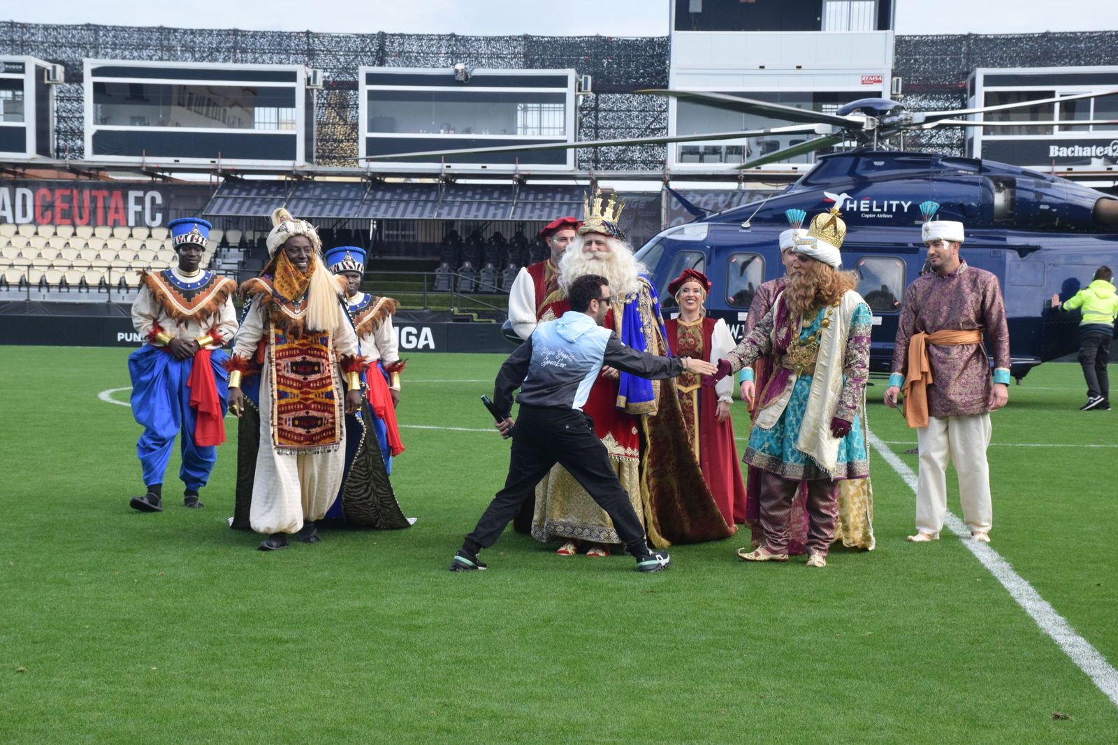 Los Reyes Magos aterrizan en el Alfonso Murube horas antes de la cabalgata