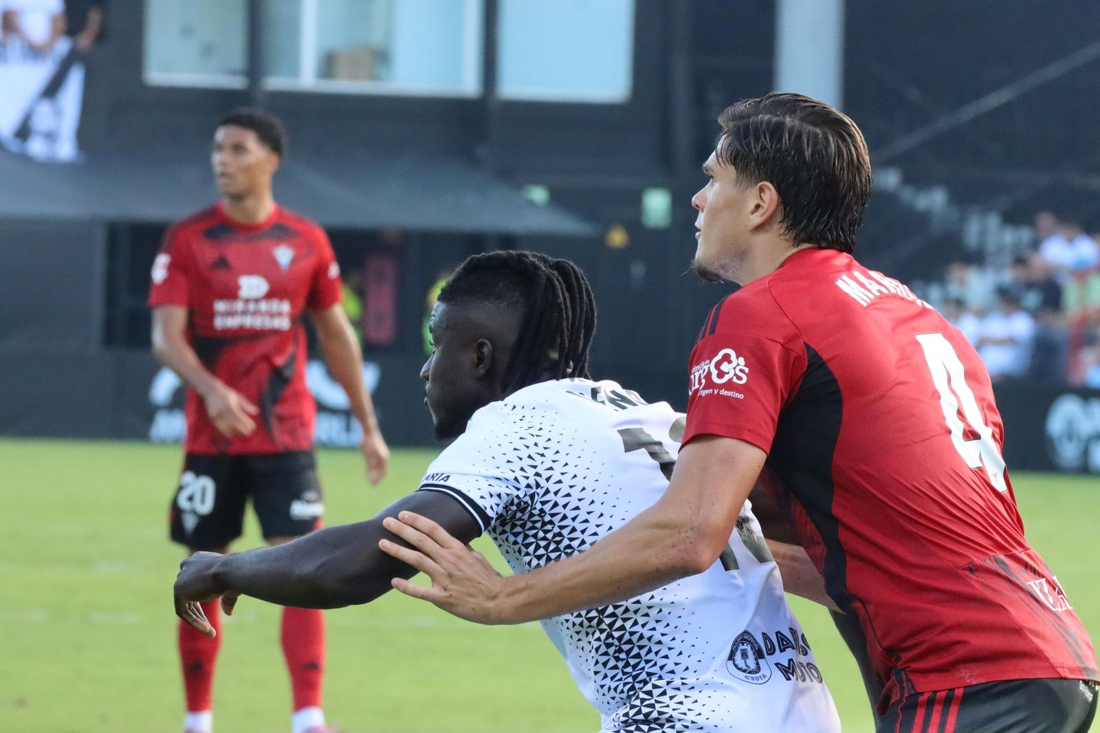 El Ceuta pone la directa ante el Mirandés: resumen en fotos