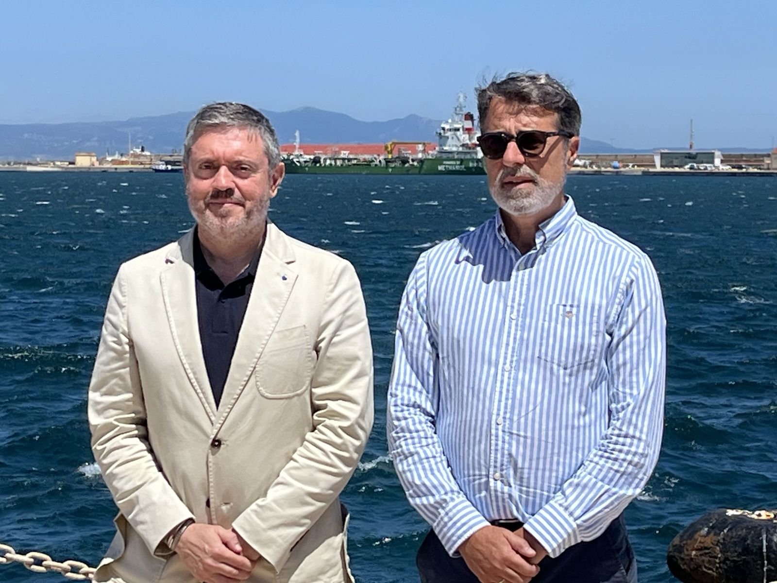 El presidente de la Autoridad Portuaria, Juan Manuel Doncel, junto al director de Marketing, Víctor Jiménez, con una gabarra del Puerto de Ceuta al fondo