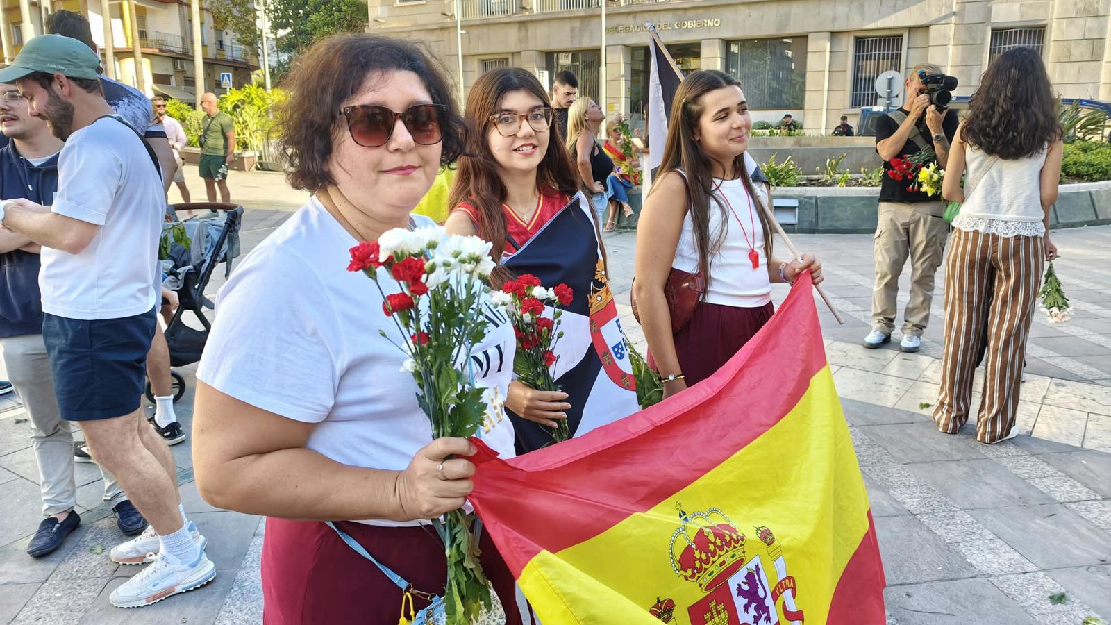 Concentración de los claveles en la plaza de los Reyes