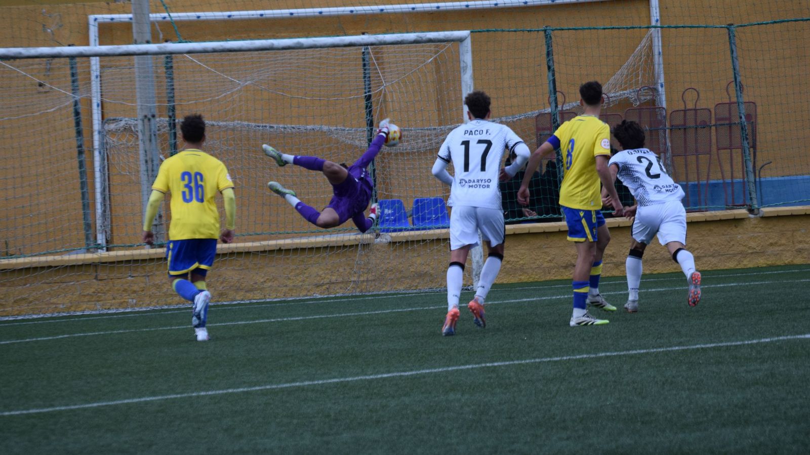 El portero del Cádiz en acción