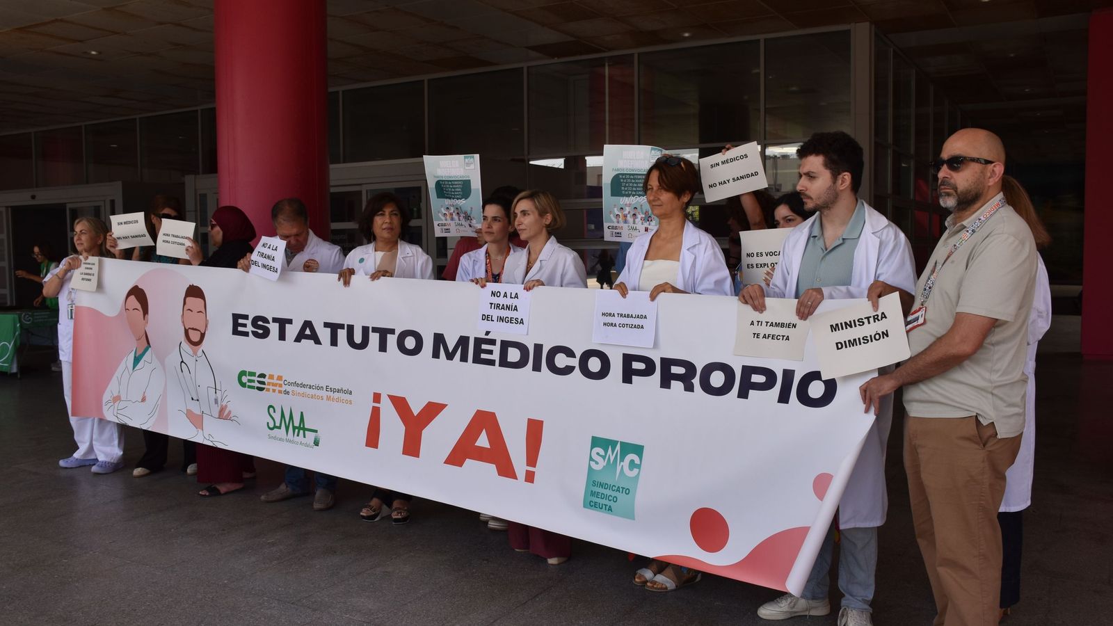 Concentración de facultativos en el HUCE por la quinta huelga nacional contra el Estatuto Marco