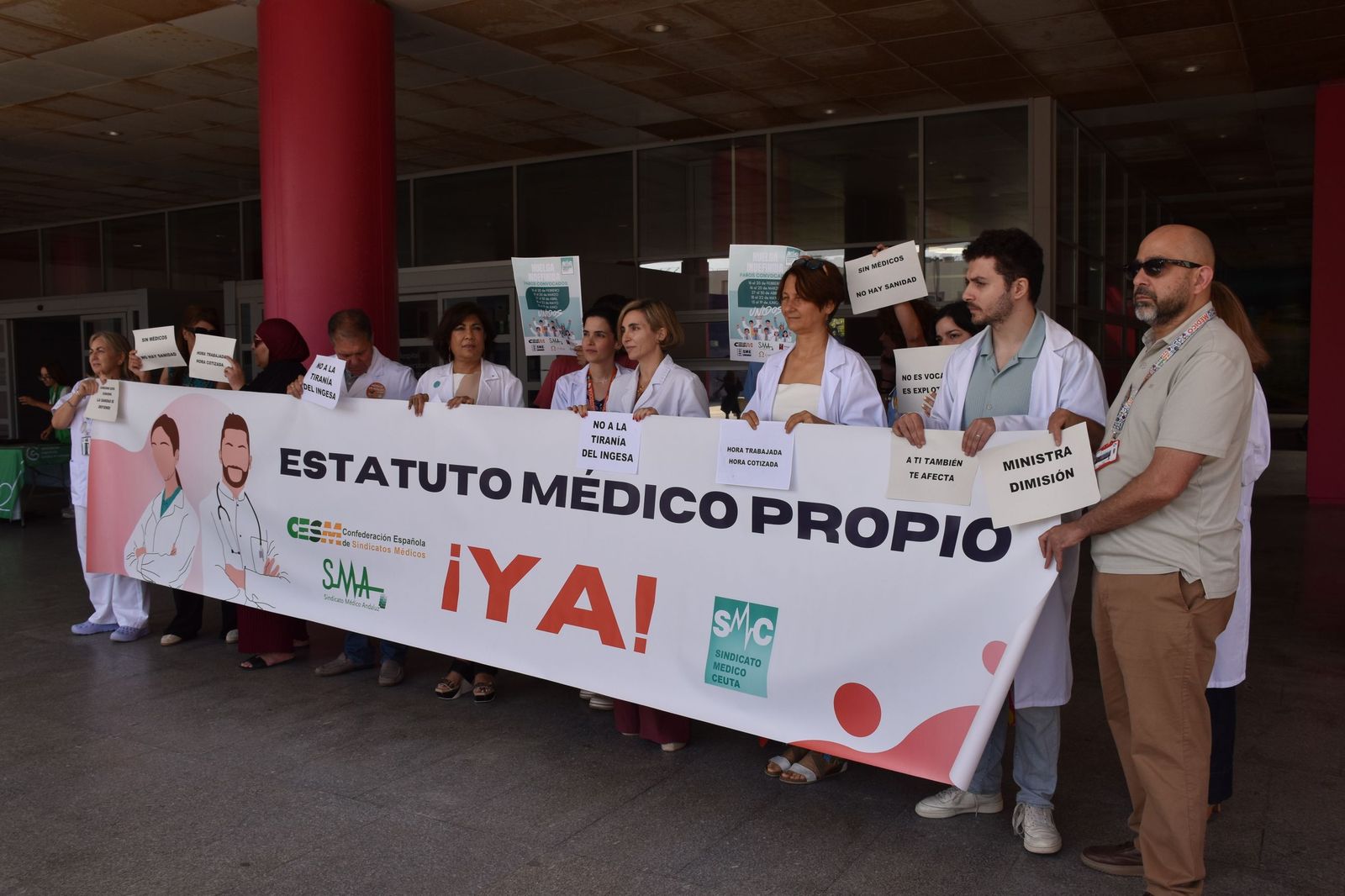 Concentración de facultativos en el HUCE por la quinta huelga nacional contra el Estatuto Marco