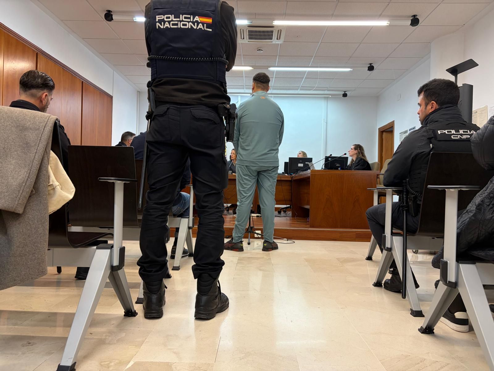 El condenado declara frente al tribunal.