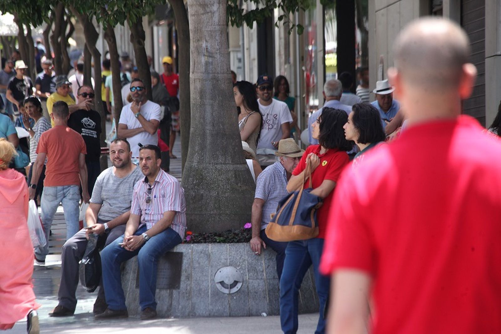 Viandantes caminan por el centro de la ciudad